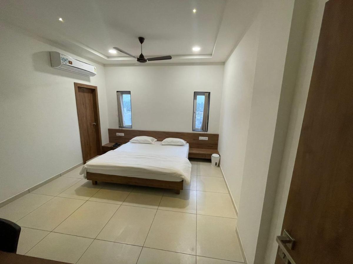 Hotel Revive Veraval Exteriér fotografie