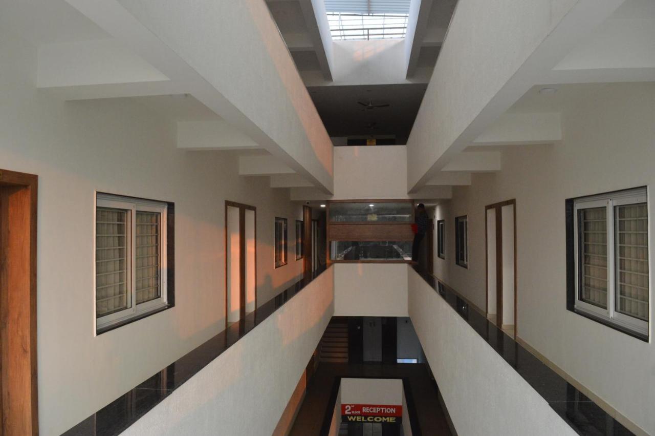 Hotel Revive Veraval Exteriér fotografie